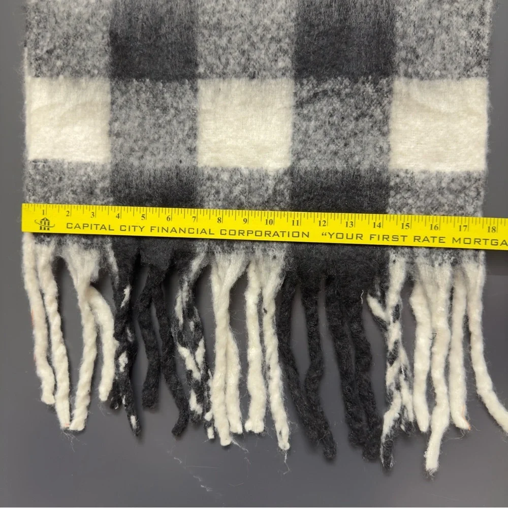 Tahari Black Ivory Plaid Blanket Scarf Soft‎ Heavy Warm Fringe Wrap Shawl